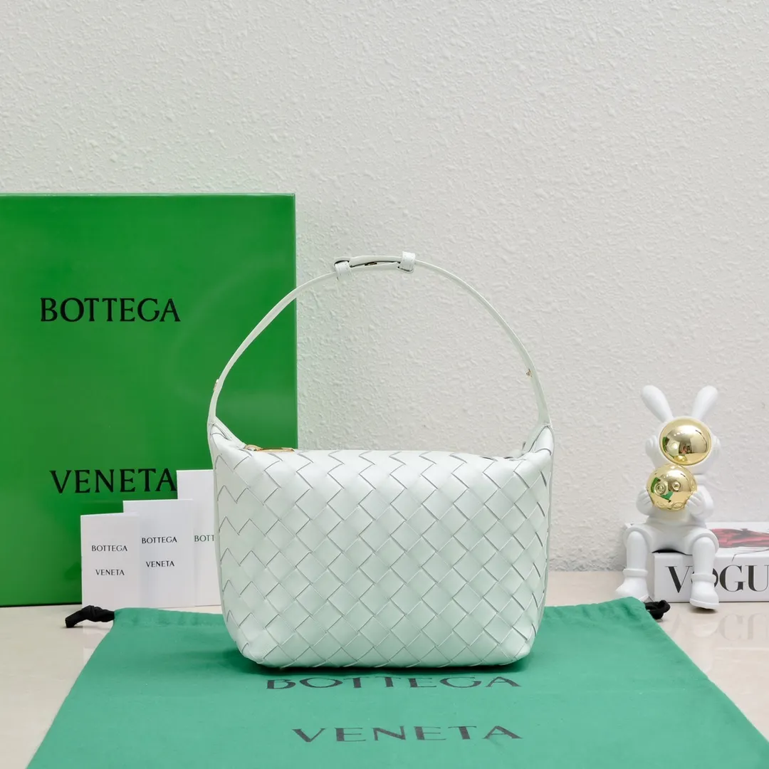 Batch 1360 #BvWallace Shoulder Lunch Bag 🔥 A lunch box bag that you can just grab and go. It is made of classic intrecciato weaving technology and reflects the craftsmanship of Bottega. The entire bag is made of top-grade happa lambskin. It is very soft and lightweight. The small bag shape is cute and exquisite. The interior capacity is also very large and can be carried under the arm. It is quite practical! The bottom of the bag is made of gold metal to prevent wear and tear. The details are really good! Choose this elegant commuting bag for Zaoba people~ Size: 22x13x9.5, model number; 7748#